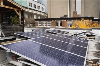 ソーラーパネルはどのようにして光と熱を電気エネルギーに変換するのですか?